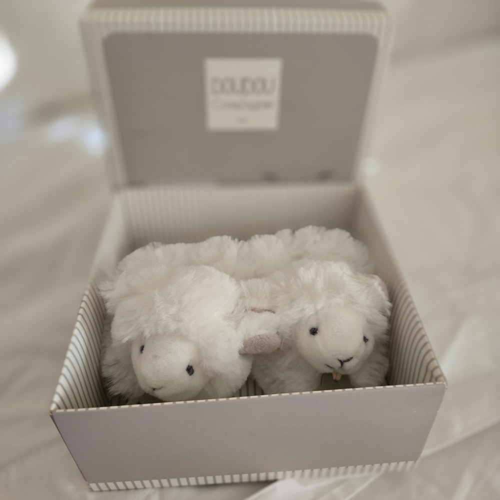 NWT Dou Dou Compagnie White Lamb Sheep Baby Newborn Slippers - Picture 2 of 4